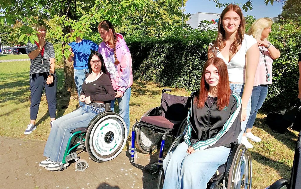 Die Macher des Projektes Rollstuhlsport macht Schule luden am Donnerstag Berufsschüler ein, einmal selbst im Rollstuhl zu sitzen. Lotta Stoll (weißes Shirt) und Leonie Wenzel lernen Sozialassistentin und lernen beim Projekttag den Umgang mit einem Rollstuhl. Mit diesem neuen Wissen fahren sie diesen Samstag zu dem integrativen Sportfest in Weißefels und helfen als Betreuer.