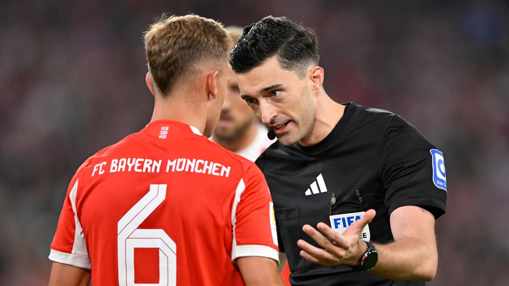 Blieb hartnäckig: Joshua Kimmich diskutiert mit Florian Badstübner.