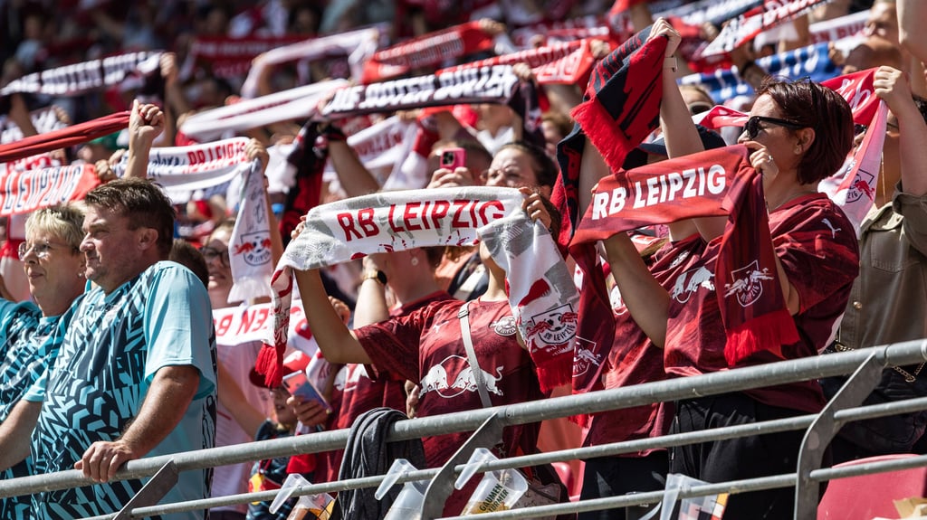 Fans von RB Leipzig beim Testspiel gegen Atalanta Bergamo.