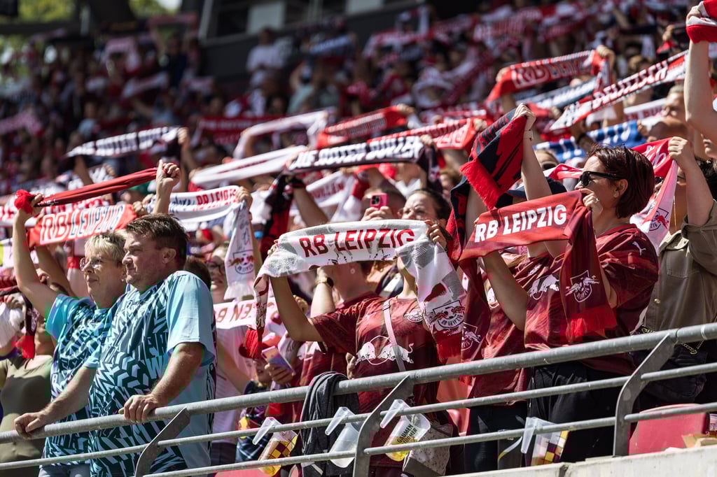 Fans von RB Leipzig beim Testspiel gegen Atalanta Bergamo.