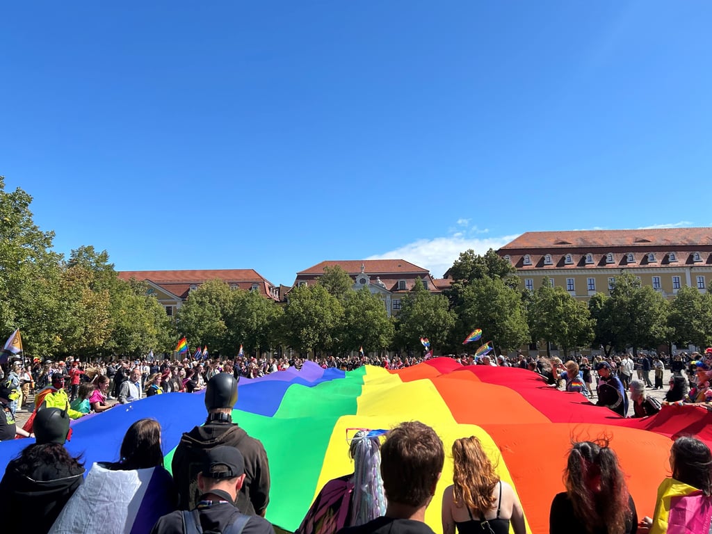 CSD in Magdeburg: 2025 wurde eine 400 Quadratmeter große Regenbogenfahne auf dem Domplatz ausgebreitet.