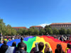 CSD in Magdeburg: 2025 wurde eine 400 Quadratmeter große Regenbogenfahne auf dem Domplatz ausgebreitet. 