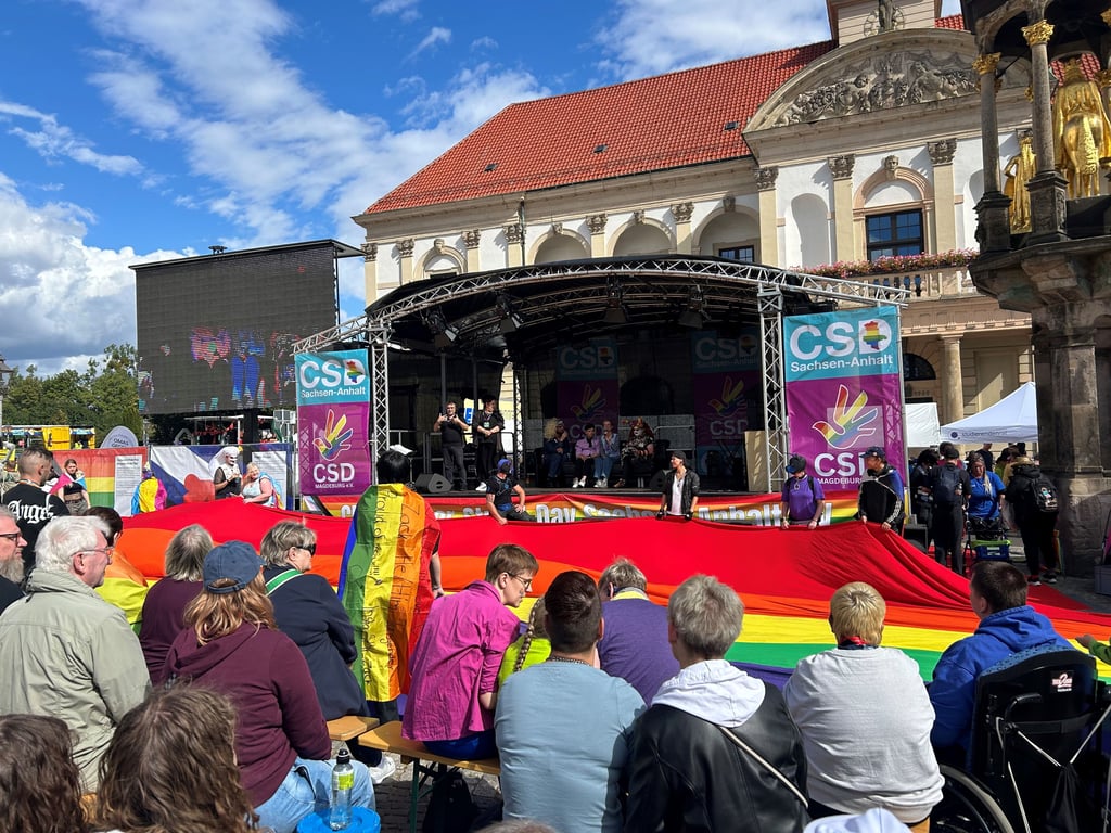 Nach der Demonstration war die Queerbeauftragte der Bundesregierung, Sophie Koch, auf der Bühne zu Gast.