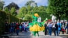 Die Künstlergruppe Art Tremondo läuft durch den Großen Garten. Mit einem großen Sommerfest wird der 350. Geburtstag des Großen Gartens der Herrenhäuser Gärten gefeiert.