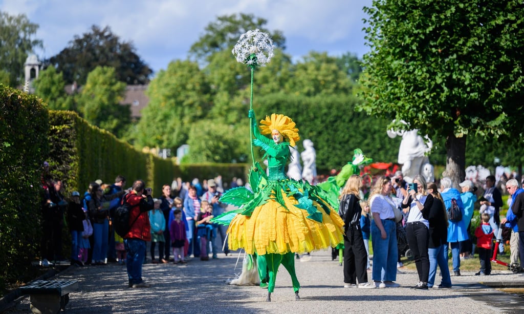 Die Künstlergruppe Art Tremondo läuft durch den Großen Garten. Mit einem großen Sommerfest wird der 350. Geburtstag des Großen Gartens der Herrenhäuser Gärten gefeiert.