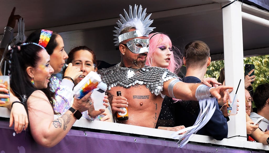 Teilnehmer des Christopher Street Days (CSD). Tausende Menschen demonstrieren beim CSD in Bremen für ihre Rechte.