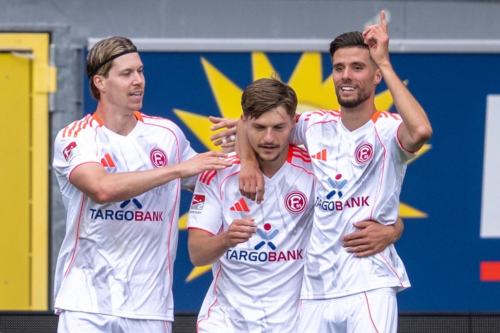 Der Düsseldorfer Anouar El Azzouzi (r-l) feiert mit den beiden Torschützen Florent Muslija und Cedric Itten.