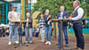 Jubiläumstalk: Emil Hesse Alina Gladow (3. und 4. v.l.) befragen Landrat Martin Stichnoth (v.l.), die ehemalige Schulleiterin Brunhilde Herfurth, ehemaligen Landrat und Verkehrsminister Thomas Webel und Schulleiter Carsten Koslowski.