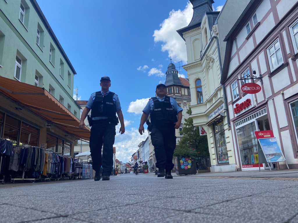 In Burg endet eine Drogenfahrt auf einem Kleinrad abrupt: Ohne Führerschein, unter Amphetaminen und mit Haftbefehl wird ein Mann von der Polizei direkt in die JVA gebracht.