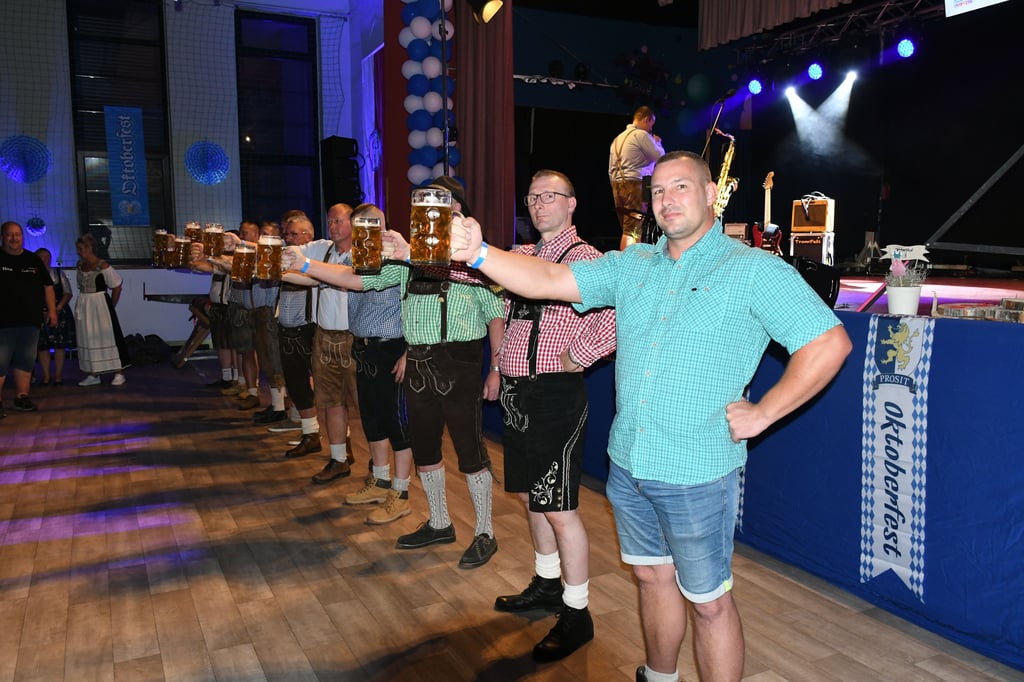 Auch die typischen Wettbewerbe wie Baumstammsägen und das Bierkrugstemmen sind wieder am Start.