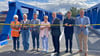Mit einem symbolischen Banddurchschnitt ist die Behelfsbrücke Zerbster Brücke, unter anderem von Oberbürgermeister Robert Reck (2.v.r.), Roßlaus Ortsbürgermeister Laurens Nothdurft (3.v.r.) und der Beigeordneten für Bauen, Jacqueline Lohde feierlich (2.v.l.), am Freitagvormittag feierlich eröffnet worden. 