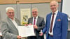 Wolfgang Großmann (l.) wurde für seine langjährige ehrenamtliche Arbeit als Bürgermeister ausgezeichnet. Jetzt stellt er sich zum letzten Mal der Wahl.