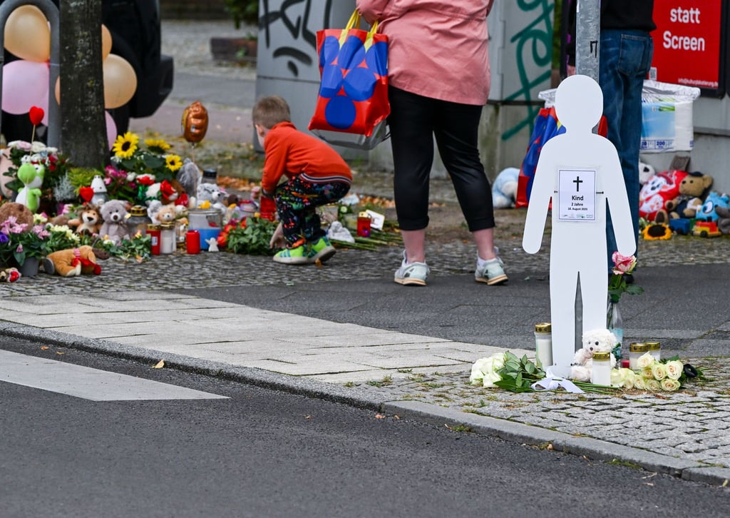 Eine Mahnwache findet nach dem Tod eines Zweijährigen auf einem Zebrastreifen in Lichtenberg an der Unfallstelle statt.