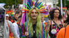 Teilnehmer des Christopher Street Day gehen bei einem Demonstrationszug durch die Innenstadt.