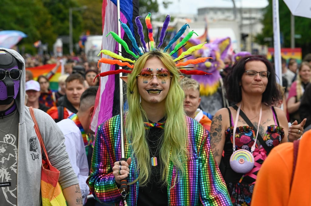 Teilnehmer des Christopher Street Day gehen bei einem Demonstrationszug durch die Innenstadt.