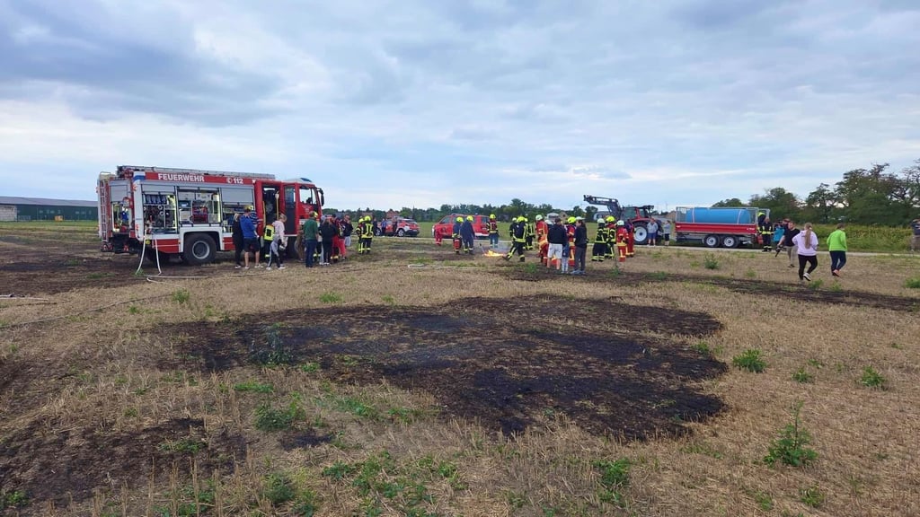 Bei Retzau übten Feuerwehren aus Raguhn-Jeßnitz und Umgebung das Löschen eines Feldbrandes.