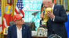 Gianni Infantino überreicht den WM-Pokal an Donald Trump.