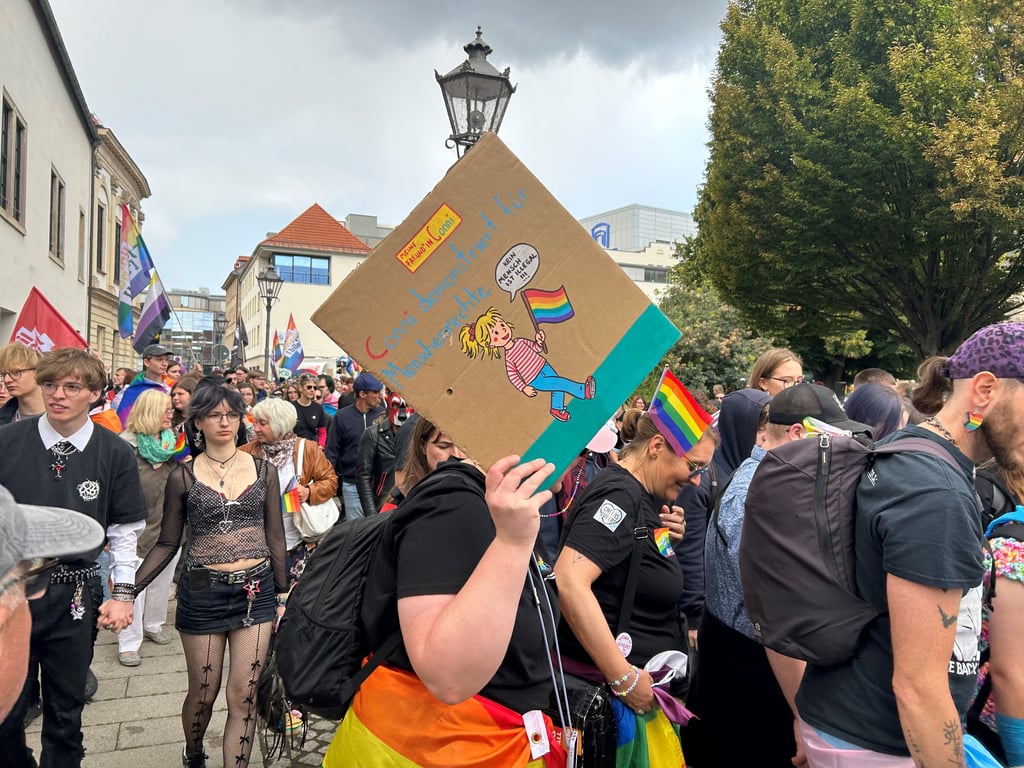 Am Alten Markt ging die Demonstration los. Hier wurde ein Schild in Anlehnung an die Conni-Bücher gebastelt, auf dem steht: Conni demonstriert für Menschenrechte.