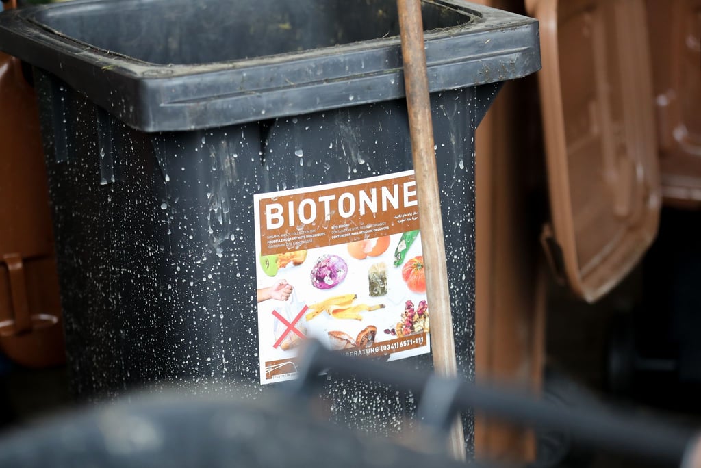 Tausende falsch befüllte Biotonnen bleiben jedes Jahr in Sachsen stehen. (Archivbild)