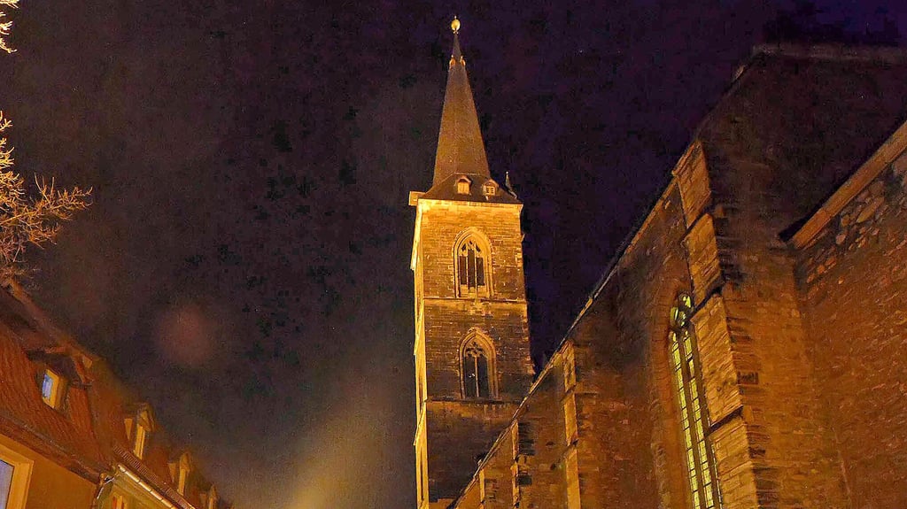 Die Stephanikirche in Aschersleben wird nachts wieder beleuchtet. Möglich machen das Spenden.