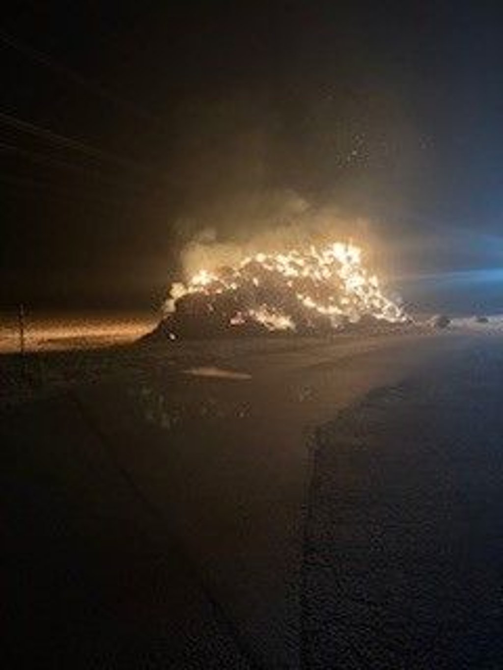 Strohballen brennen in der Nacht zum Sonntag im Ritterangerweg Quedlinburgs.