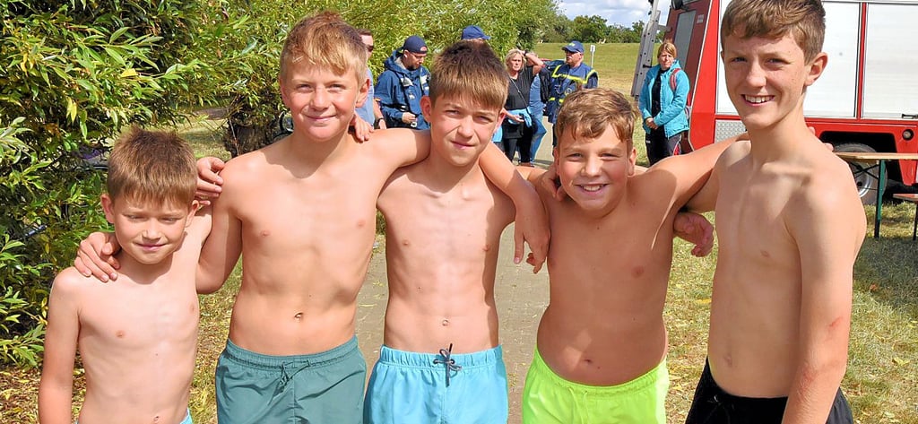 Diese Glinder Knaben hielten die Ehre des Elbedorfes hoch. Von links Karl (10), Julius (11), Paul (12), Anton (10) uns Jakob (12) kurz vor dem Schwimmen.