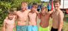 Diese Glinder Knaben hielten die Ehre des Elbedorfes hoch. Von links Karl (10), Julius (11), Paul (12), Anton (10) uns Jakob (12) kurz vor dem Schwimmen. 