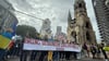 Menschen nehmen an der Demonstration unter dem Motto „Zukunft braucht Erinnerung“ teil.
