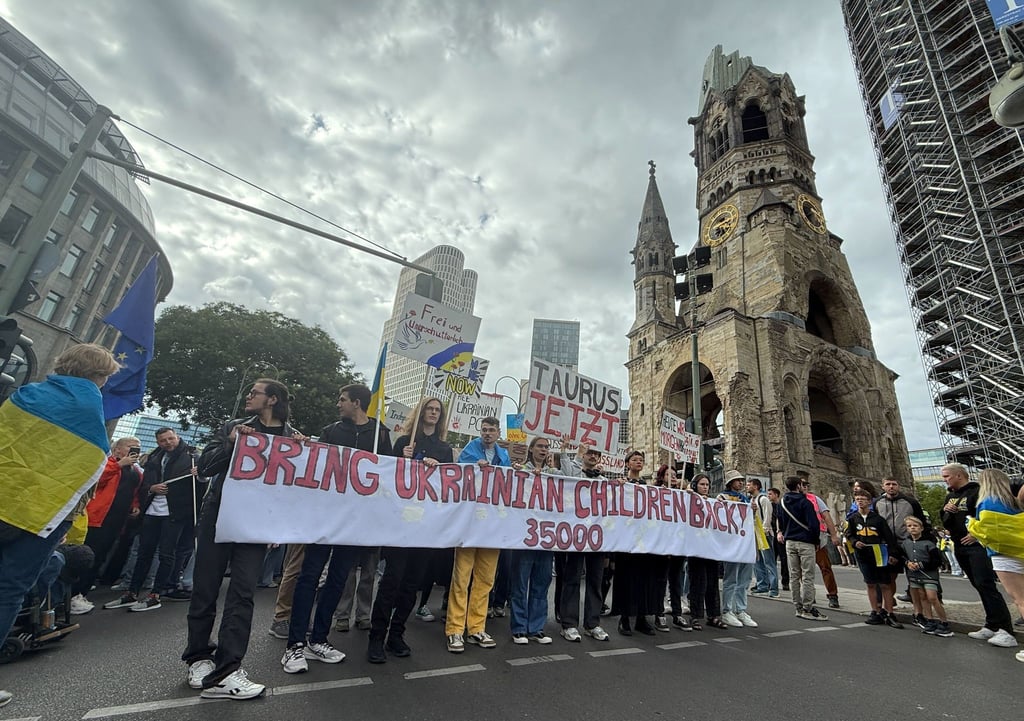 Menschen nehmen an der Demonstration unter dem Motto „Zukunft braucht Erinnerung“ teil.