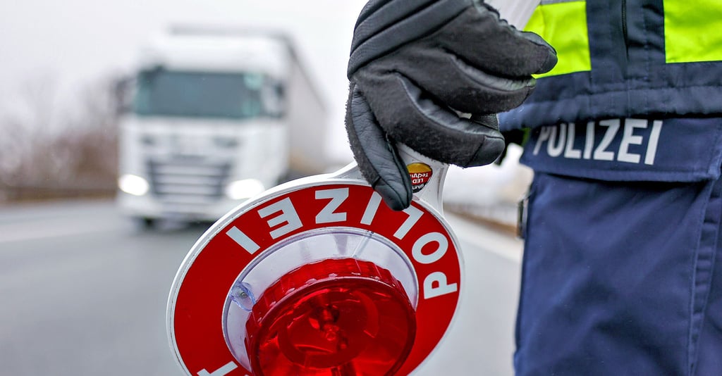 Auf der A14 bei Großmühlingen wurden 61 Lastkraftwagenfahrer von der Polizei kontrolliert.