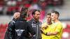 RWE-Trainer Fabian Gerber (M.) entlud nach dem Spiel seinen Frust über Schiedsrichter Florian Lukawski (r.). 