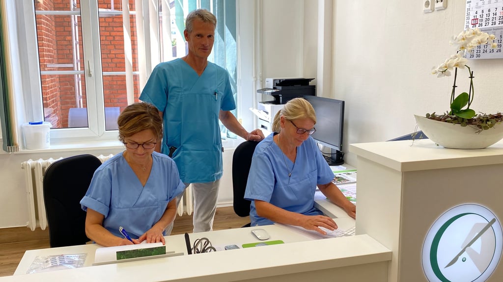 In Wernigerode hat ein neues ambulantes OP-Zentrum eröffnet. Bei seiner Arbeit wird Dr. Michael König von Nicolle Heinze (links) und seiner Schwester Christine König unterstützt.