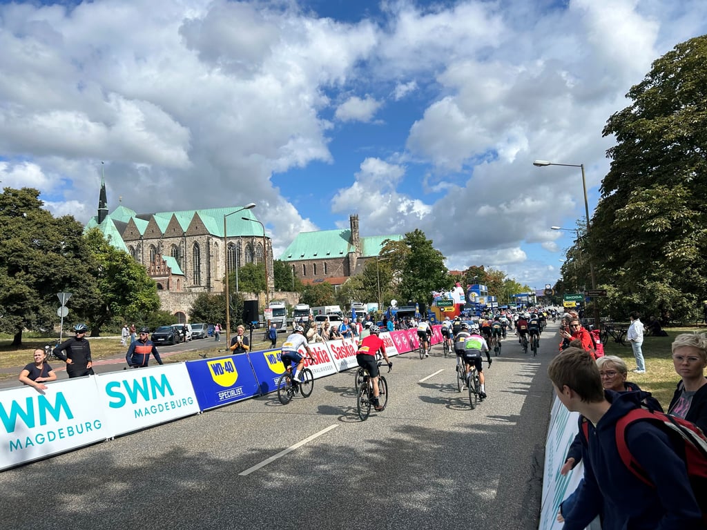 In Magdeburg sorgen Fahrradfahrer für gesperrte Straßen. Am Rand jubeln Zuschauer. Der Grund: Magdeburg ist das Ziel der Deutschlandtour.