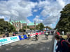 In Magdeburg sorgen Fahrradfahrer für gesperrte Straßen. Am Rand jubeln Zuschauer. Der Grund: Magdeburg ist das Ziel der Deutschlandtour. 