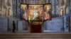 Der Cranach-Triegel-Altar steht im Westchor, umgeben von den Stifterfiguren. (Archivbild)