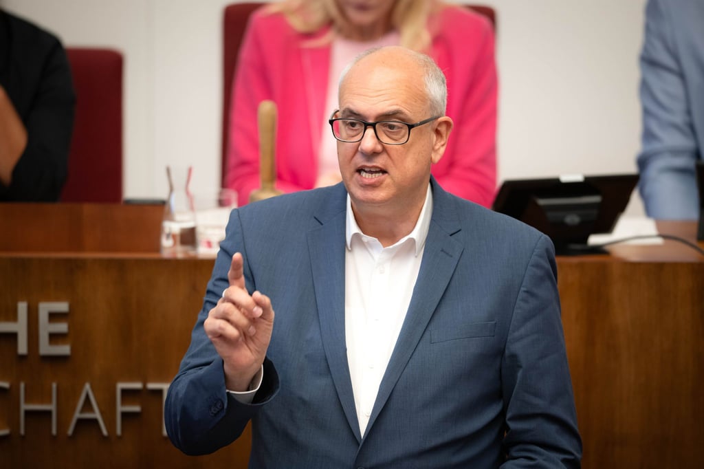 Bremens Bürgermeister Andreas Bovenschulte bekräftigt Forderungen nach einem Stahlgipfel (Archivbild)