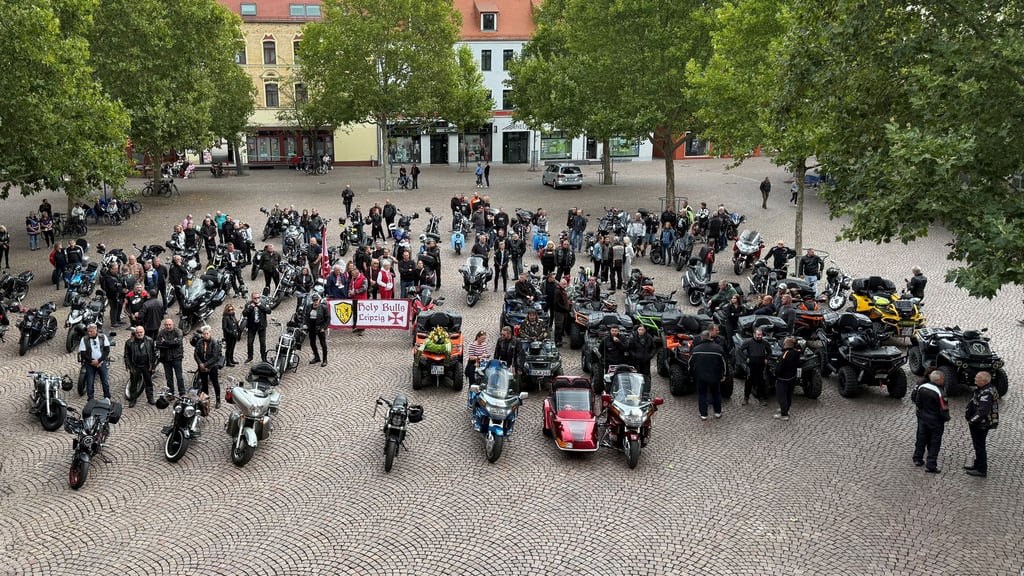Mehr als 100 Biker gedenken auf dem Bitterfelder Marktplatz an den nach einer Ausfahrt zum Bikergottesdienst tödlich verunglückten Motorradfahrer.
