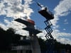 Bis über 18 Meter wurde die Plattform der Firma Häßler-Lift im Nordbad ausgefahren – daneben nimmt sich der „Zehner“ geradezu klein aus. 