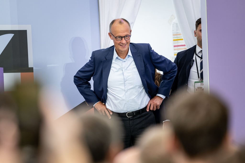 Bundeskanzler Friedrich Merz (CDU) nimmt am Tag der offenen Tür der neuen Bundesregierung teil.