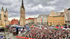 Etwa 10.000 Menschen versammelten sich am Sonntag auf dem Marktplatz in Halle zum Start der finalen Etappe der diesjährigen Deutschland Tour.