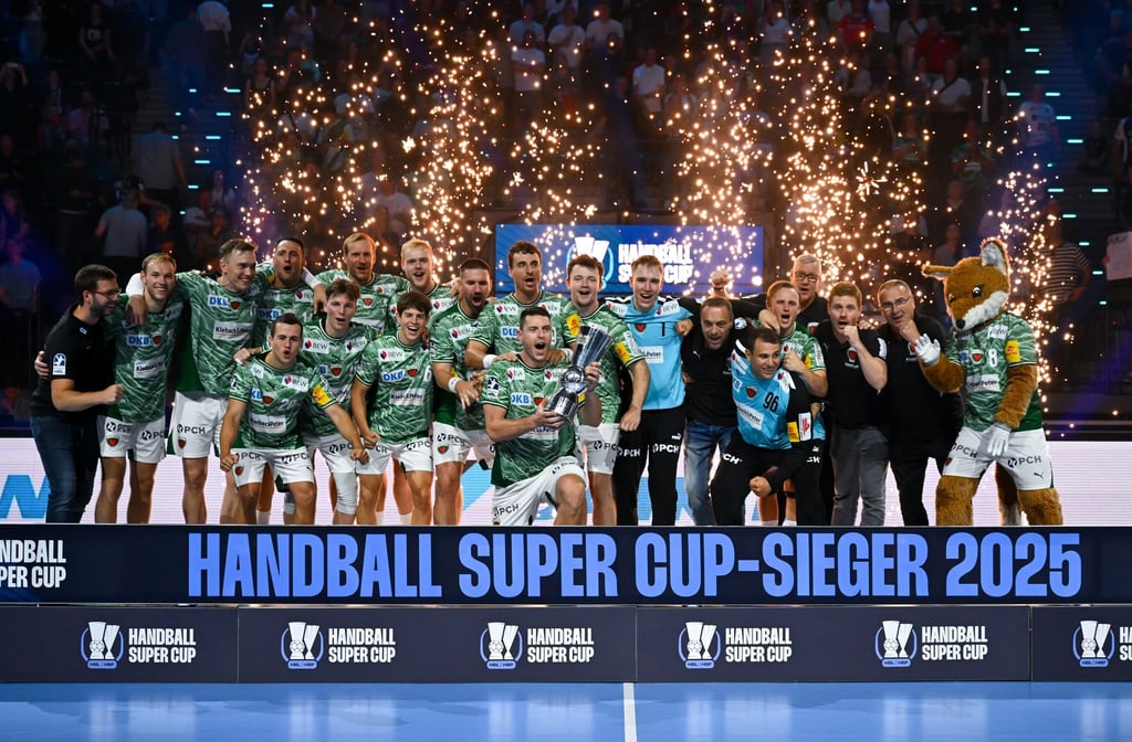 Die Füchse Berlin feiern den ersten Titel in der 60. Bundesligasaison.