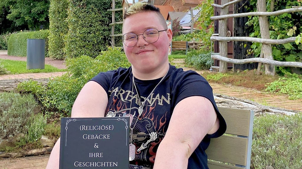 Natalie Dielas und ihr erstes Buch vor dem Kloster Jerichow.
