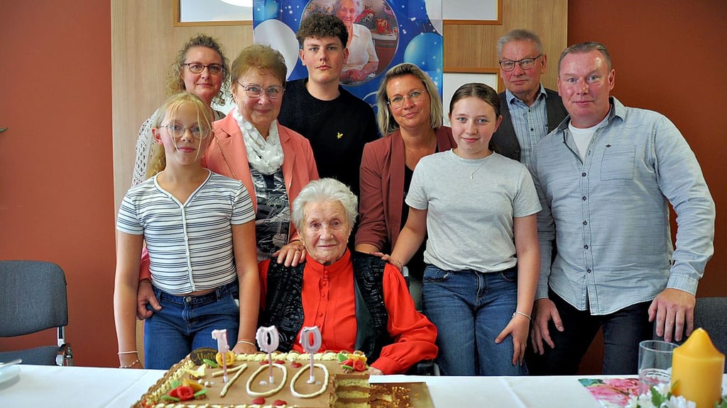 Lieselotte Liniek (vorne) feierte im Lutherstift in Stendal im Kreise ihrer Familie ihren 100. Geburtstag.