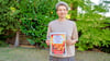 Ortsbürgermeisterin Julia Eichler präsentiert das Plakat für die erste Disco im Ort.