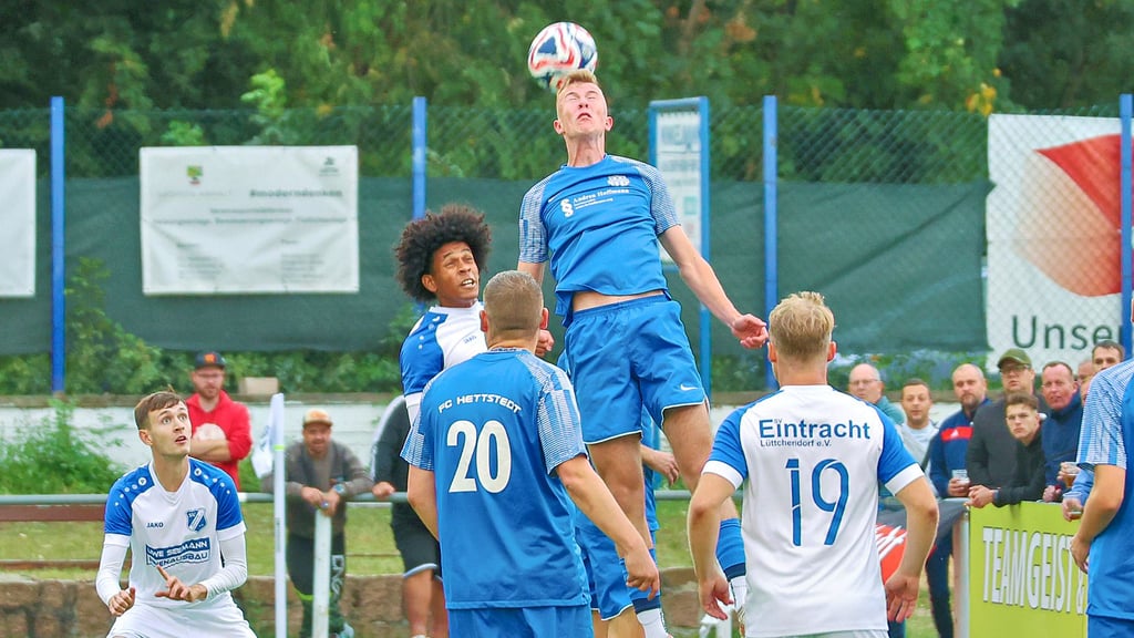 In dieser Szene hatte der FC Hettstedt gegen SV Eintracht Lüttchendorf die Lufthoheit. Am Ende trennten sich beide Teams aber 0:0.