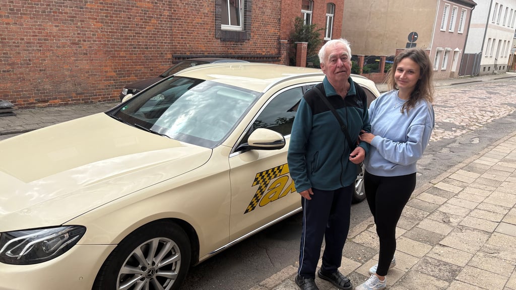 Isabell Preuß vom Taxi-Unternehmen Geßner/Syring holt in Burg Patient Wolfgang Fräsdorf ab, um ihn zum Krankenhaus nach Magdeburg zu bringen, wo er medizinisch versorgt wird. Fahrunternehmer aus Burg haben durch das Brückenchaos in Magdeburg mit weitere und längere Anfahrten auf die Landeshauptstadt.