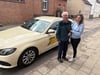 Isabell Preuß vom Taxi-Unternehmen Geßner/Syring holt in Burg Patient Wolfgang Fräsdorf ab, um ihn zum Krankenhaus zu bringen, wo er medizinisch versorgt wird. Fahrunternehmer aus Burg haben durch das Brückenchaos in Magdeburg mit weitere und längere Anfahrten auf die Landeshauptstadt. 