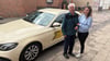 Isabell Preuß vom Taxi-Unternehmen Geßner/Syring holt in Burg Patient Wolfgang Fräsdorf ab, um ihn zum Krankenhaus zu bringen, wo er medizinisch versorgt wird. Fahrunternehmer aus Burg haben durch das Brückenchaos in Magdeburg mit weitere und längere Anfahrten auf die Landeshauptstadt. 