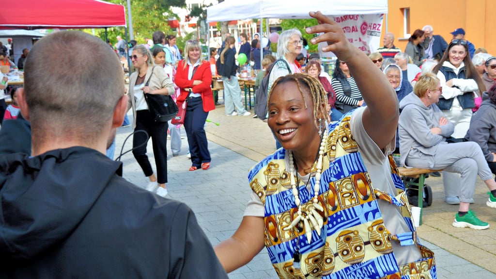 Gute Laune in der Stadtsee-Ladenzeile in Stendal: Tänzer und Tänzerinnen des Vereins Benskin brachten die Besucher des solidarischen Straßenfestes von „Herz statt Hetze“ in Stimmung.