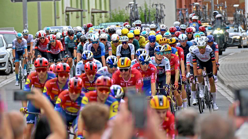 Das Fahrerfeld der Lidl Deutschlandtour nähert sich in Aschersleben über die Geschwister-Scholl-Straße dem Kreisverkehr an der Magdeburger Straße.